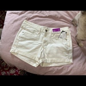 SOLD Mossimo Mid Rise Midi White Denim Shorts Size 6/28 4" Inseam *small stain*
